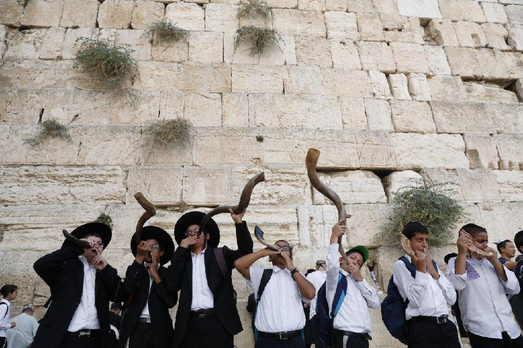 Blowing the shofar at the Western Wall on Rosh Hashanah before the pandemic 