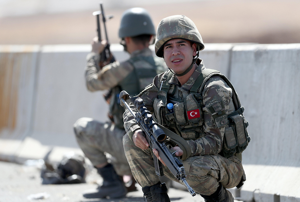 Turkish soldiers along the Iraqi border 