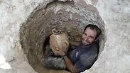 ארכיאולוג רשות העתיקות דוד תנעמי עם אחד הקנקנים