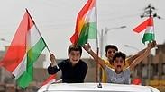 מניפים את דגלי כורדיסטן