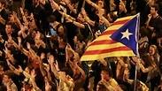 דגלי קטלוניה בהפגנה בעד עצמאות