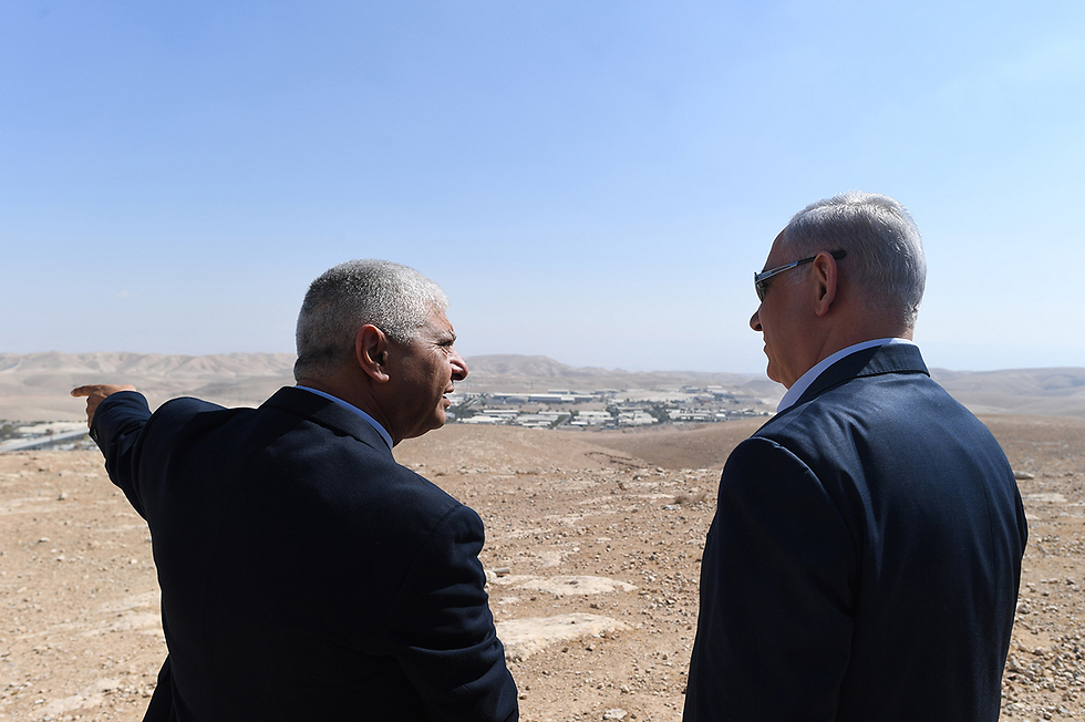 Prime Minister Benjamin Netanyahu with the mayor of the settlement of Adumim Ma'aleh, Benny Kashriel 