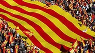 מפגינים עם דגל קטלוניה בברצלונה