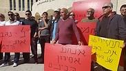 עובדי נגב קרמיקה מפגינים מחוץ לבית הדין לעבודה בבאר שבע