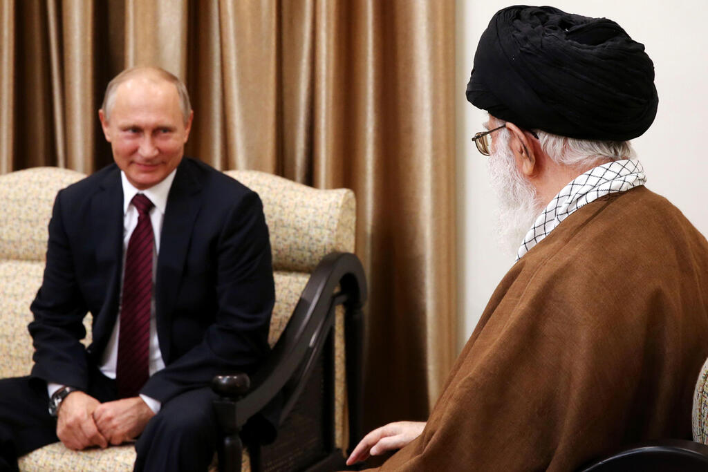 Vladinir Putin and Iranian Supreme Leader Ali Khamenei 