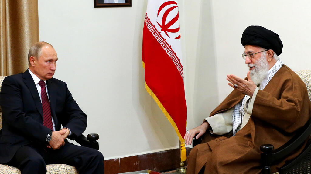 Russian President Vladimir Putin and Iranian President Ebrahim Raisi 