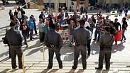 העובדים מפגינים מול שוטרי היס"מ