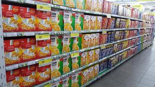 Упаковки корнфлекса на сталлажах супермарткета 