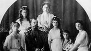הצאר ניקולאי ומשפחתו. ראש הכנסייה: "חייבים לבדוק"       