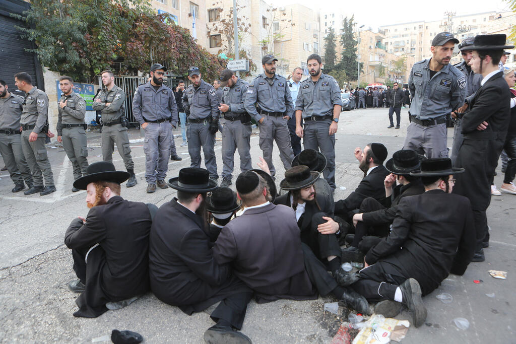 Ultra-Orthodox crowd protests outside army recruiting station 