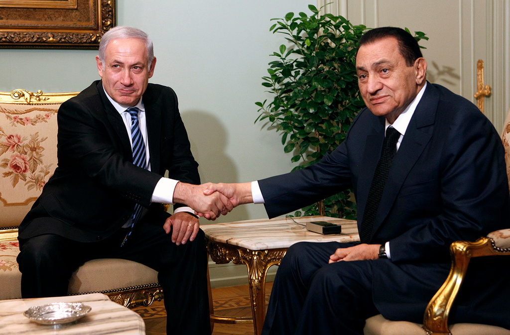 Netanyahu meets Hosni Mubarak in 2011 