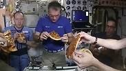 אוכלים פיצה בחלל