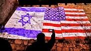 דגלי ארה"ב וישראל על רקע חומות העיר העתיקה בירושלים