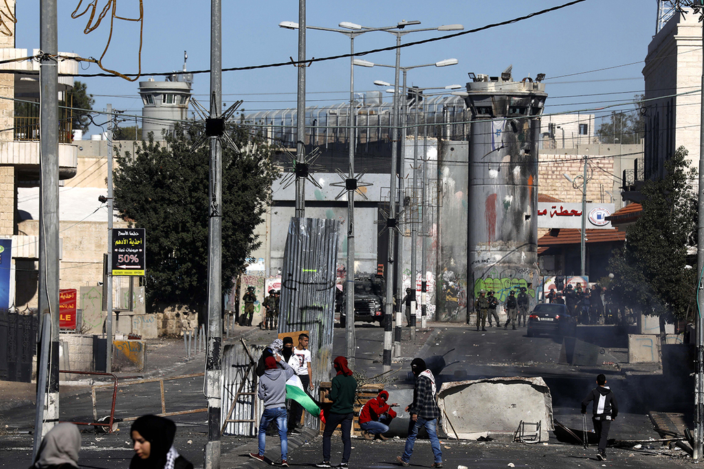 Palestinian riots at Bethlehem barrier 