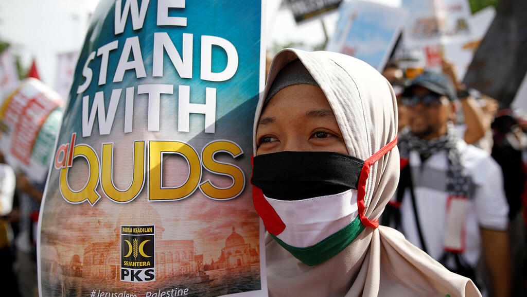מפגינים בעד הפלסטינים בג'קרטה, אינדונזיה. גם האמריקנים מנסים לעזור