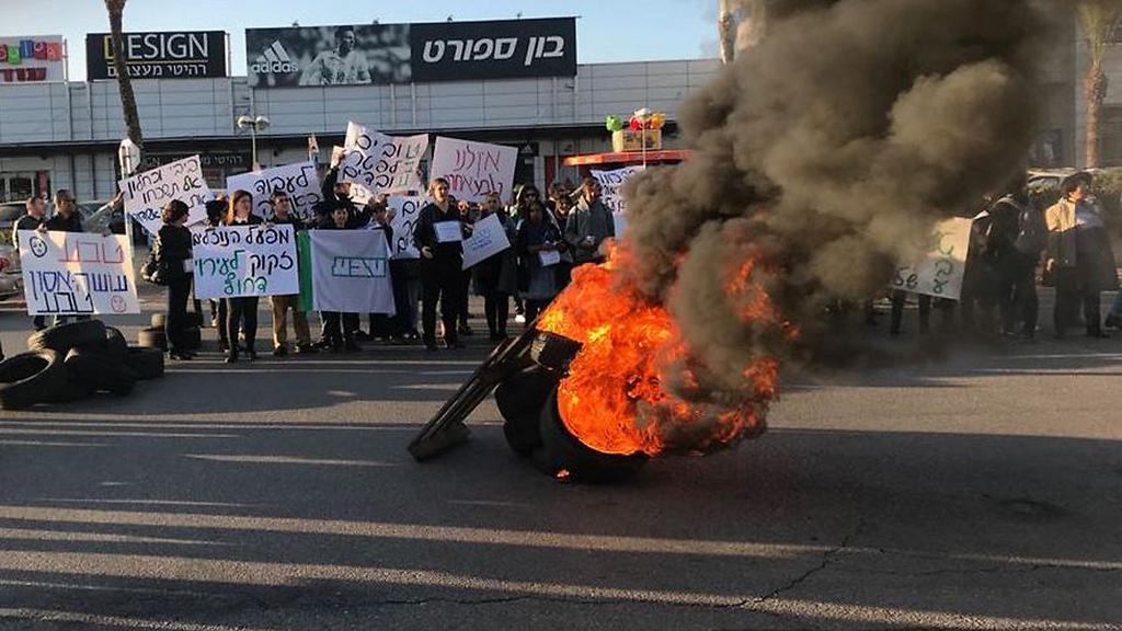 Employees of the Teva factory in Ashdod protest its closure 