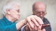 דרושים מתנדבים לליווי קשישים בודדים בבתיהם