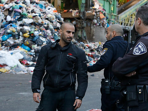 Полиция на мусорной свалке Хирия, декабрь 2017 года 