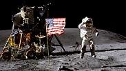 יאנג על הירח. שלוש תוכניות חלל       