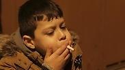 יומיים בשנה. ילד מעשן בעיירה הפורטוגלית                 