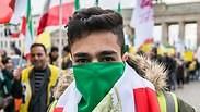 מפגין נגד ממשלת איראן בברלין                 