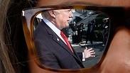 דונלד טראמפ משתקף במשקפיים של מלניה