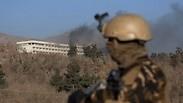 חייל אפגני על רקע המלון שהותקף בקאבול             