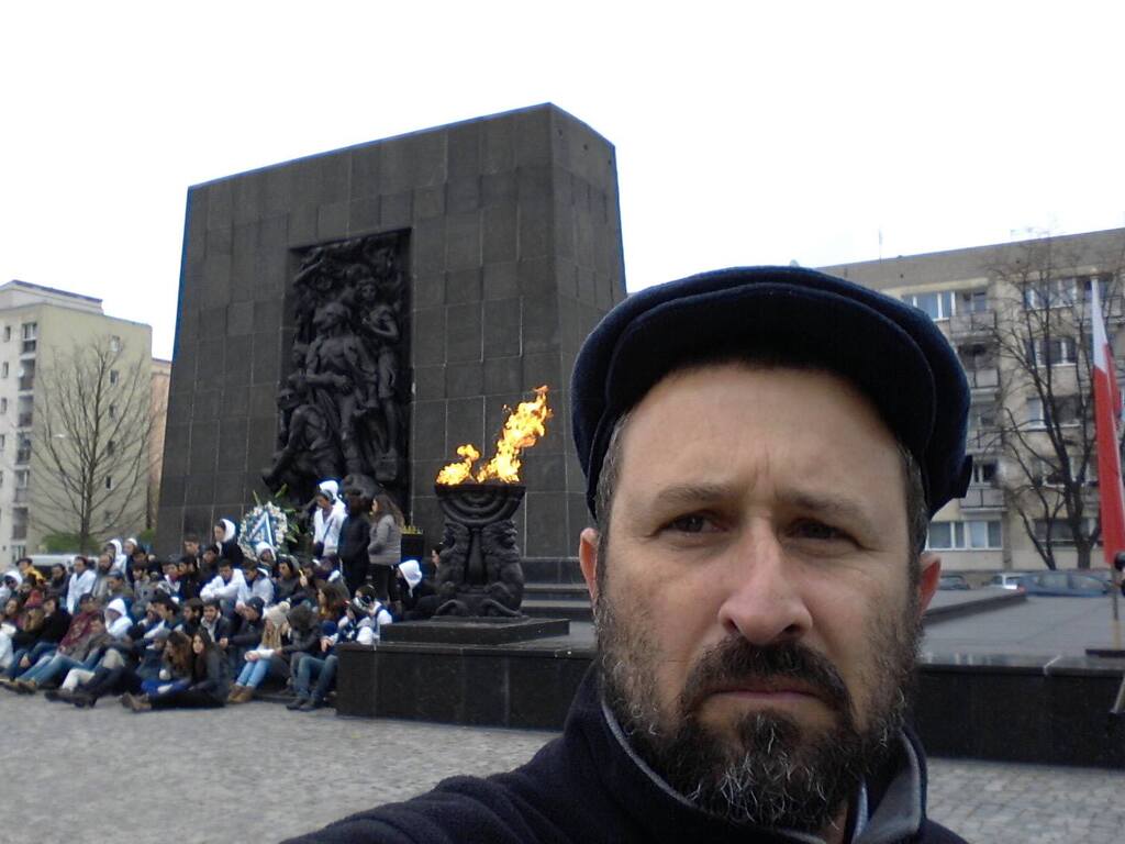 Меир Шварц у мемориала в Еврейском гетто Варшавы 