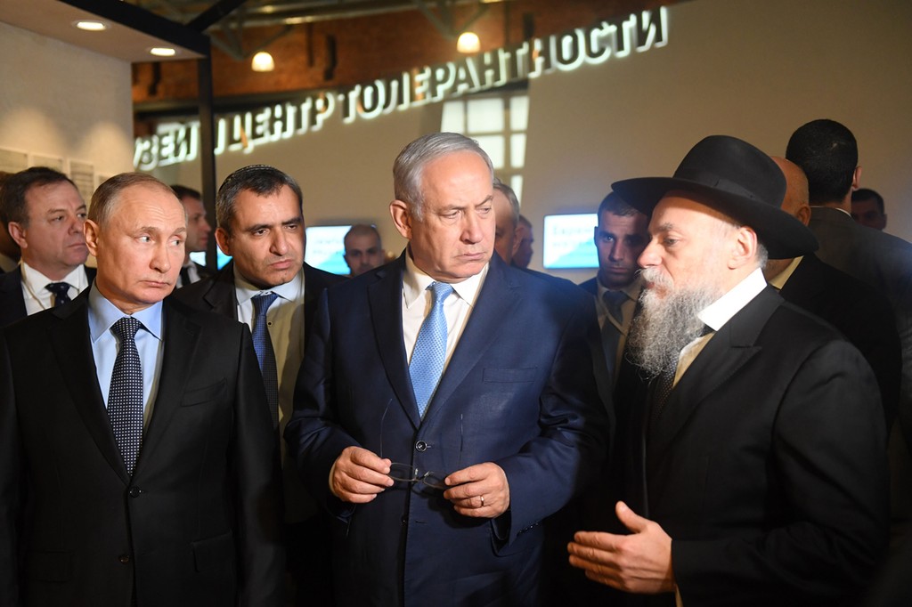 Prime Minister Benjamin Netanyahu and Russian President Vladimir Putin tour the Jewish Museum and Tolerance Center in Moscow in 2018 