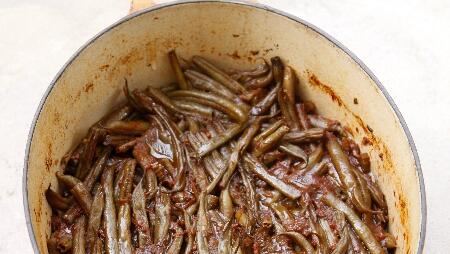 מנה טבעונית בבישול ארוך: שעועית ירוקה בתנור