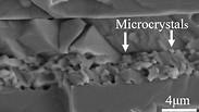 מיקרו-גבישים שנוצרו באמצעות ריפוי עצמי תיקנו איזור שנהרס כליל בתוך גביש של פרובסקיט האלידי