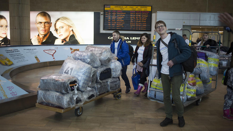 Jewish immigrants from Ukraine arrive in Israel 