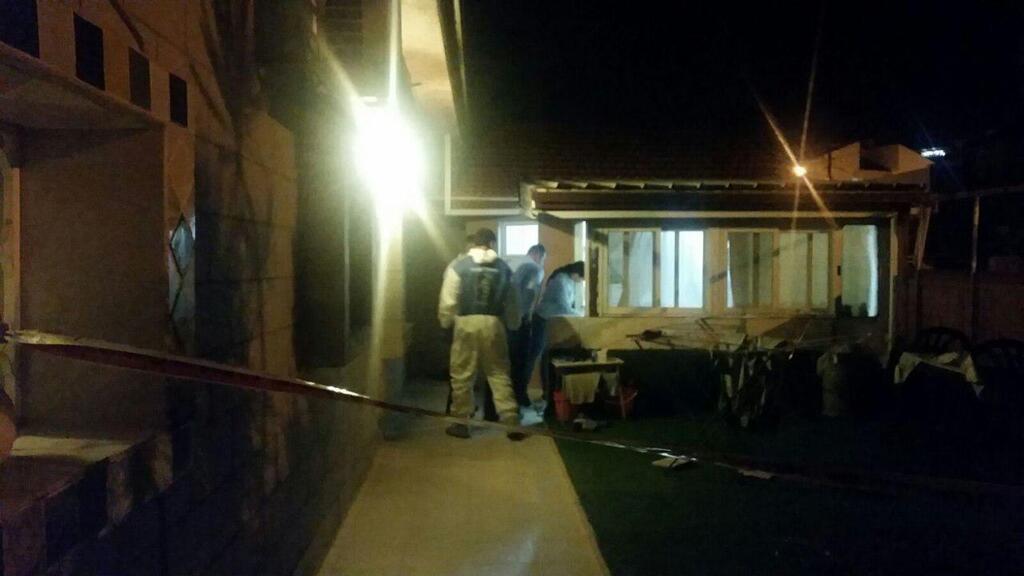 Scene of the crime (Photo: Police spokesman) כוחות משטרה בזירת הרצח בפרדס חנה בו נרצחה אישה בת 60