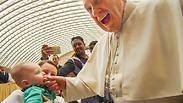תינוק נושך את האפיפיור פרנסיסקוס