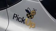 מונית עם לוגו של אפליקציית PickUp