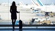 אישה ממתינה בשדה התעופה