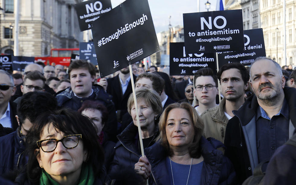 British Jews protest outside parliament against Labour's Jeremy Corbyn