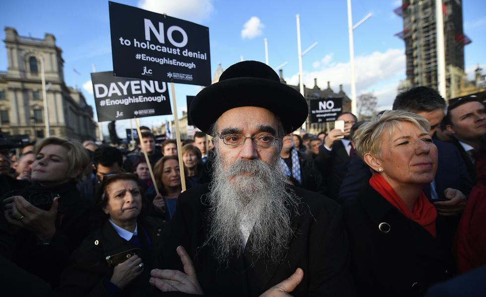British Jews protest outside parliament against Labour's Jeremy Corbyn