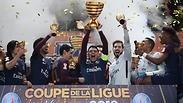 טיאגו סילבה מניף את גביע הליגה הצרפתי
