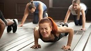 אישה מתאמצת על מזרון כושר