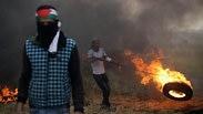 פלסטינים שורפים צמיגים בגבול רצועת עזה