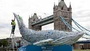 פסל מפלסטיק של לווייתן בלונדון