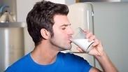 גבר שותה חלב