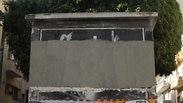עובד עריית תל אביב צובע מוחק ציור קיר של רצח רבין בפלורנטין