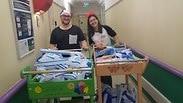 בני נוער מעניקים בלונים לילדים חולים בבית חולים 