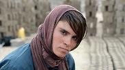 נערה אפגנית שחיה עשור כנער ב אפגניסטן
