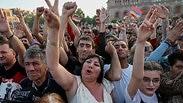 הפגנות מחאה אופוזיציה ב ארמניה ירוואן ראש הממשלה סרז' סרקזיאן התפטר