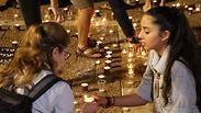 הדלקה  משותפת נר זיכרון לזכר  בני הנוער ש נספו באסון נחל צפית בכיכר רבין תל אביב
