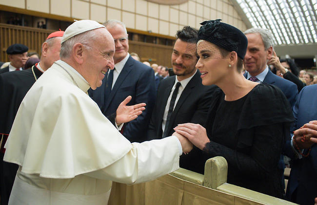 נעים מאוד להכיר. קייטי פרי ואורלנדו בלום לוחצים ידיים לאפיפיור