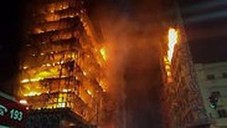 בניין ב סאו פאולו ברזיל קרס אחרי שריפה